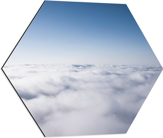 WallClassics - Dibond Hexagon - Uitzicht boven de Wolken - 60x52.2 cm Foto op Hexagon (Met Ophangsysteem)