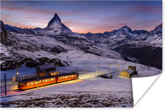 Poster Trein door het besneeuwde landschap in Zwitserland bij zonsopkomst - 30x20 cm