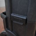 Gedetailleerd zicht op de zwarte zijkant van een Stanley gereedschapskoffer.