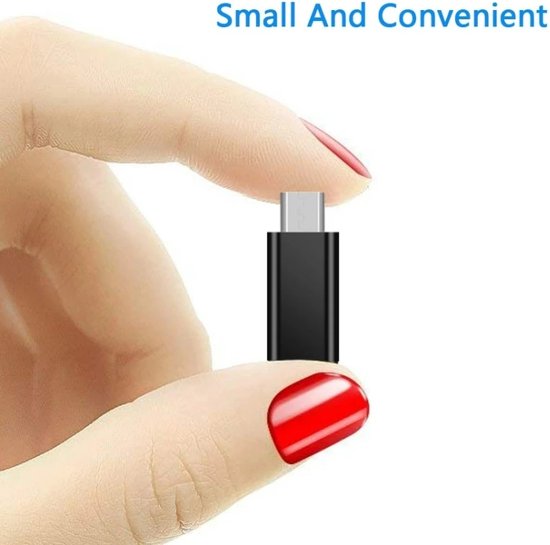 Vinger met rode nagellak houdt een kleine zwarte adapter vast met een Micro USB stekker.