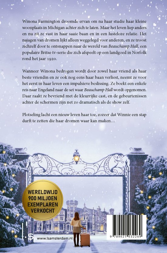 Een vrouw met een koffer staat voor een statig landhuis met besneeuwde bomen.