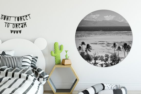 Eau bleue claire avec des montagnes en arrière-plan en noir et blanc Cercle mural aluminium ⌀ 140 cm