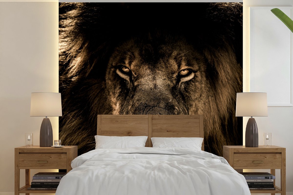 Behang - Fotobehang Leeuw - Dieren - Zwart - Portret - Breedte 240 cm x hoogte 240 cm