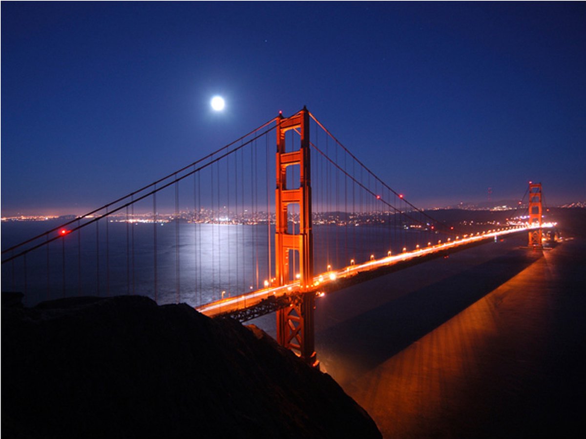 Fotobehang - Golden Gate Bridge at night.