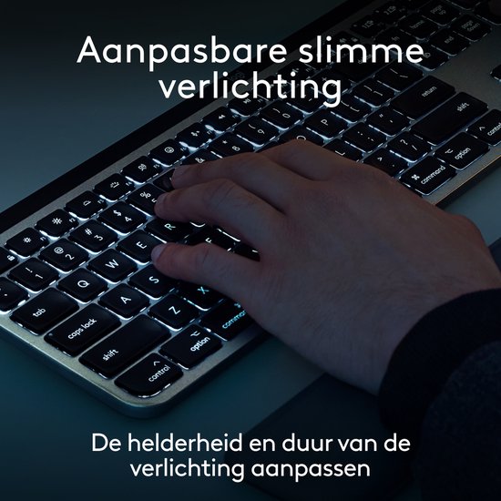 Main sur un clavier Logitech MX Keys S gris avec éclairage intelligent personnalisé.