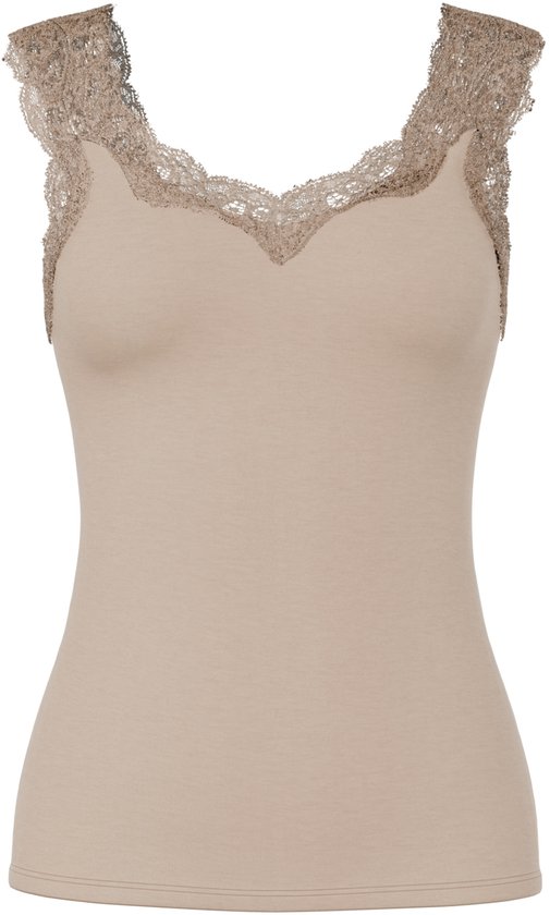 Beige hemd met ingesprongen V-hals en kanten afwerking aan de schouderbandjes.