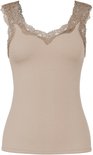 Beige hemd met ingesprongen V-hals en kanten afwerking aan de schouderbandjes.