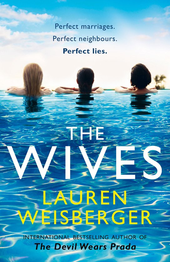 Boekomslag met de titel 'The Wives' en de ondertitels 'Perfecte huwelijken. Perfecte buren. Perfecte leugens.' Drie vrouwen kijken weg in een zwembad.
