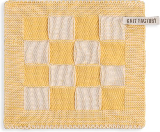 Een gele en crème geblokte, gebreide onderzetter met een label van Knit Factory.