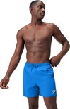 Short de bain bleu Speedo avec logo blanc, porté par un homme.