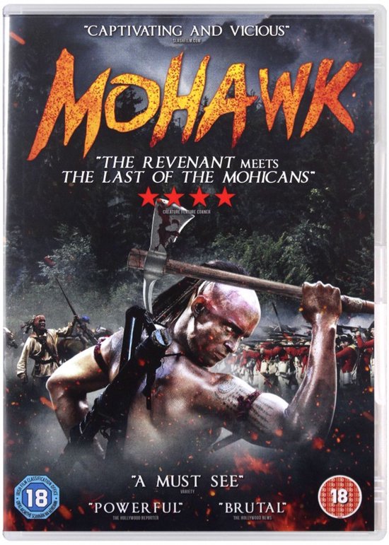 DVD-hoes met de titel 'Mohawk'. Een krijger met mohawk en een strijdbijl heft zijn wapen. Op de achtergrond rode en blauwe troepen.