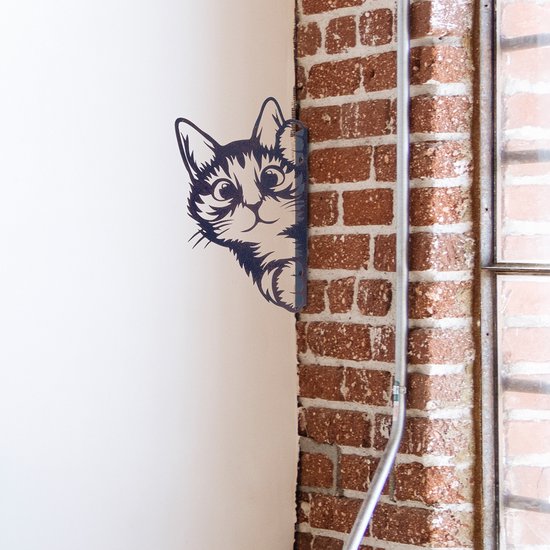 Zwart metalen kattenfiguur dat om een bakstenen hoek gluurt, met grote ogen en een nieuwsgierige uitdrukking.