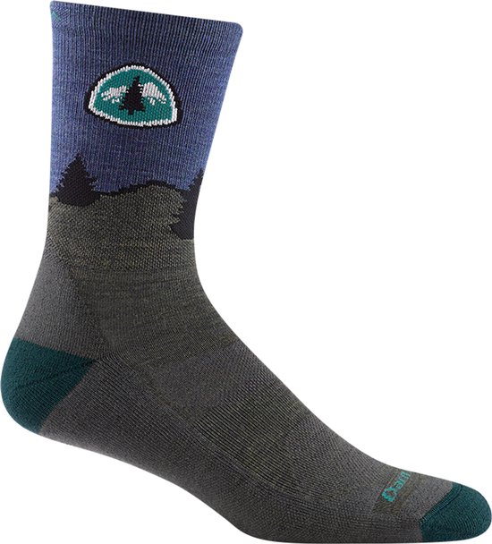 Grijze sok met blauw boord met bos- en tentlogo. Groene hiel en teen.