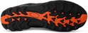 Semelle extérieure noire avec un profil orange distinctif. Conception détaillée pour l'adhérence.