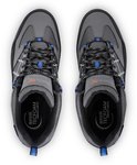 Bovenkant van twee grijze wandelschoenen met zwarte zolen en blauwe accenten.