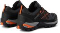 Achterkant van zwarte wandelschoenen met grijze en oranje accenten.