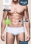 Man met gespierd bovenlichaam draagt witte Sloggi Basic midi slips. Info: 3D stretch katoen, tailleband met katoen, 2-pack, nieuwe stof.