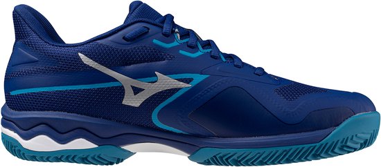 Zij-aanzicht van een donkerblauwe Mizuno tennisschoen met zilveren en lichtblauwe accenten.