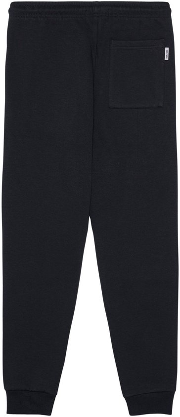 Achterkant van een donkerblauwe joggingbroek met een klein logo label.