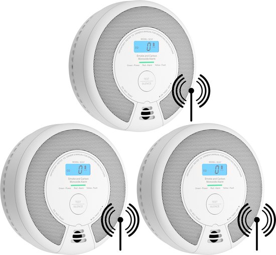 Drie witte rookmelders met CO-displays en verbindingssignalen, die draadloos met elkaar zijn gekoppeld.