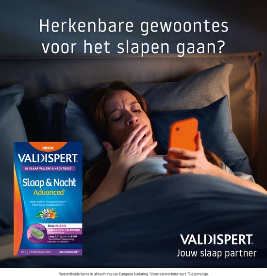 Vrouw gaapt op telefoon in bed, naast een doos Valdispert Slaap & Nacht Advanced.