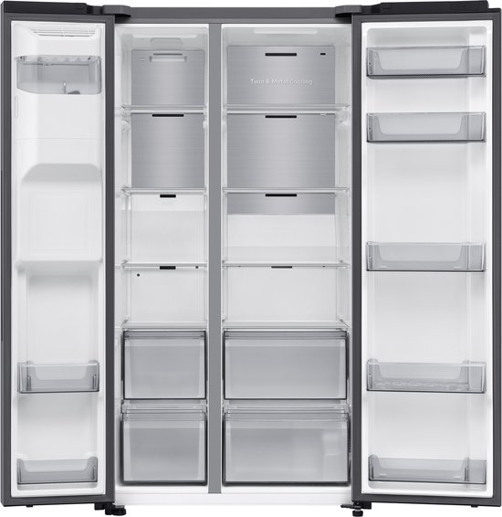 Lege, zilverkleurige Amerikaanse Samsung koelkast met open deuren. Met Twin & Metal Cooling technologie.