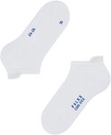 Paar witte Falke Cool Kick enkelsokken met blauwe opdruk van de merknaam en maatindicatie 42-43.