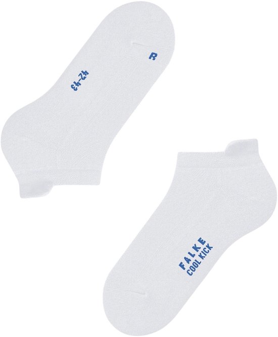 Paar witte Falke Cool Kick enkelsokken met blauwe opdruk van de merknaam en maatindicatie 42-43.