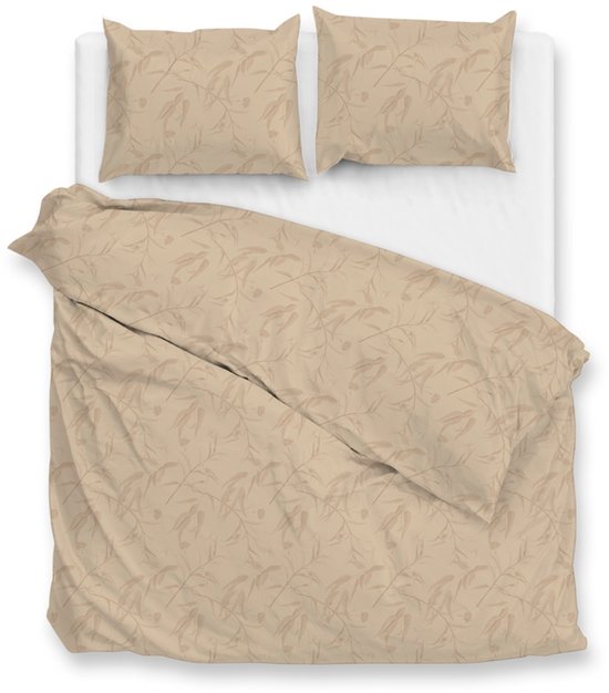 Beige dekbedovertrek en kussenslopen met een subtiel bladermotief.