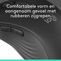 Close-up van de grijze Logitech M650 L muis, met tekst: "Comfortabele vorm en aangenaam gevoel met rubberen zijgrepen".