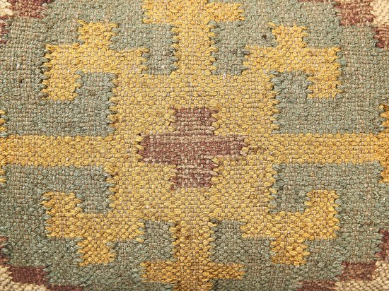 Detail van lichtgroene, okergele en bruine jute poef met geometrisch patroon.