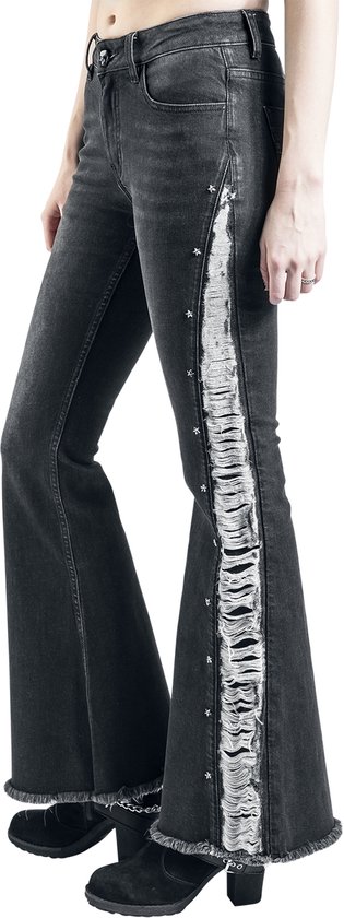 Close-up van een model in een donkergrijze bootcut jeans met ripped details en sterknopen aan de zijkant.