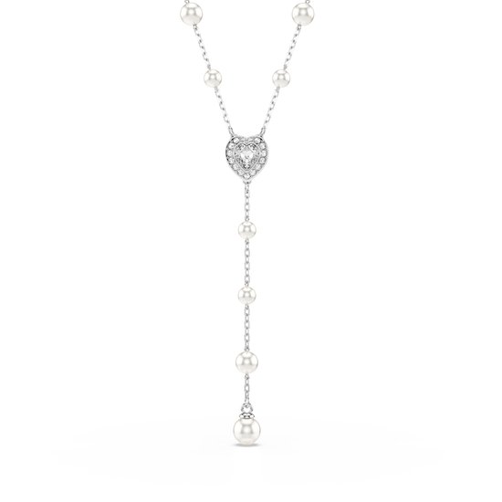 Zilverkleurige ketting met parels en hartvormige hanger met kristallen.