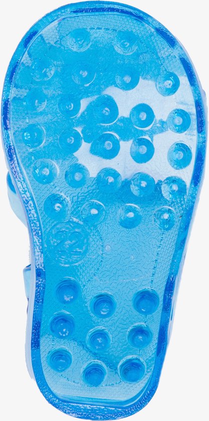 Vooraanzicht van een transparante blauwe waterschoen met gesp.