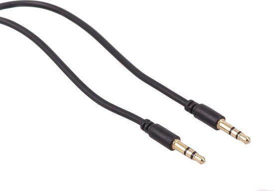 Gros plan d'un câble audio jack 3,5 mm noir vers jack avec connecteurs plaqués or.