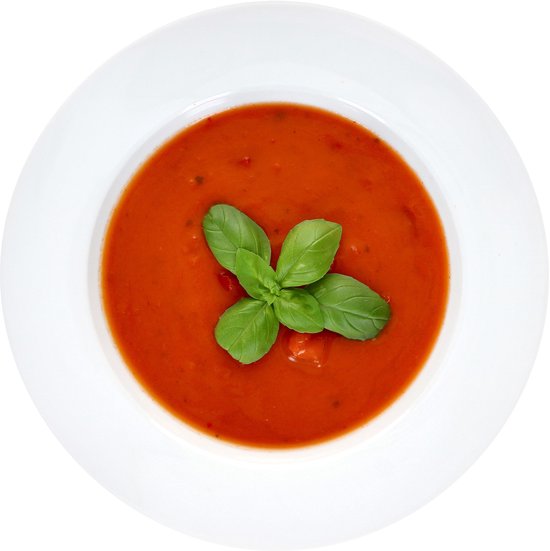 Witte soepkom gevuld met tomatensoep en gegarneerd met basilicum.
