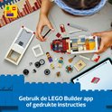 Kind bouwt een Lego City camper met instructies.
