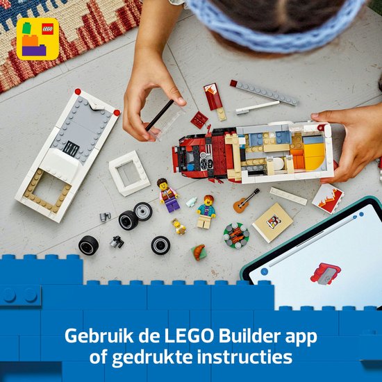 Kind bouwt een Lego City camper met instructies.