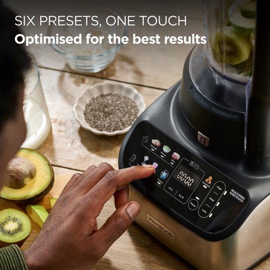 Une main sélectionne un réglage prédéfini sur l'écran du robot culinaire Kenwood.