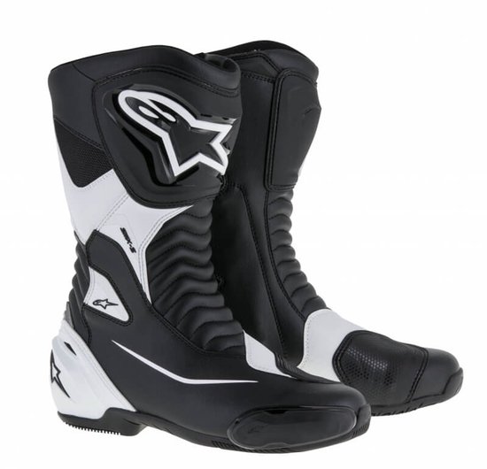 Zwarte en witte Alpinestars motorlaarzen met witte ster-logo's en stiksels. De laarzen hebben mesh panelen en gewatteerde zones.