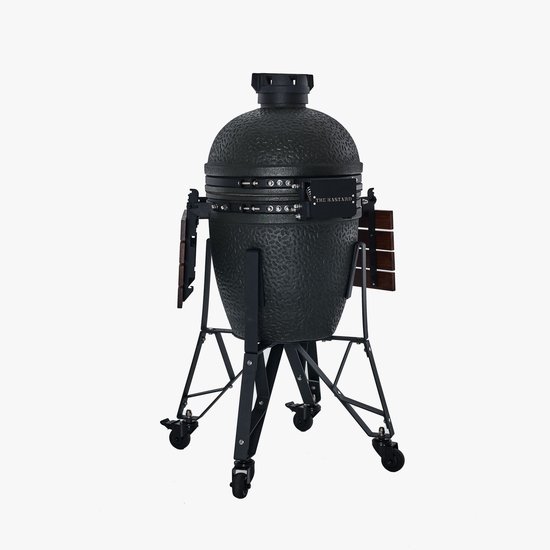Zwarte Bastard kamado barbecue met gesloten deksel en houten bijzettafels.