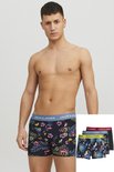 Man met donkerblauwe boxershorts met tropische print van flamingo's en papegaaien. Meerdere verpakkingen zichtbaar.