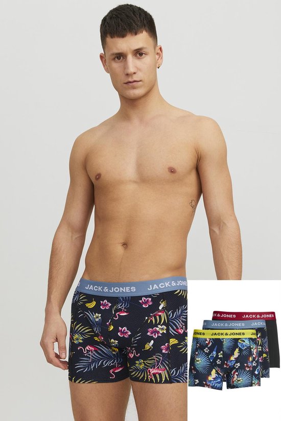 Man met donkerblauwe boxershorts met tropische print van flamingo's en papegaaien. Meerdere verpakkingen zichtbaar.