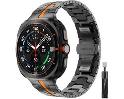 Stravo - Premium Zakelijke Metalen bandje 'Iron' – Geschikt voor Samsung Galaxy Watch Ultra / Ultra 2025 – Stijlvol en Zakelijk Horlogebandje met Vlindersluiting voor Galaxy Watch Ultra 47mm – Inclusief Horloge-inkortset (Zwart/oranje)