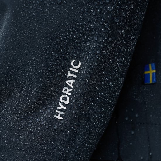 Tissu bleu foncé avec des gouttelettes d'eau et l'inscription "HYDRATIC" et un petit drapeau suédois.