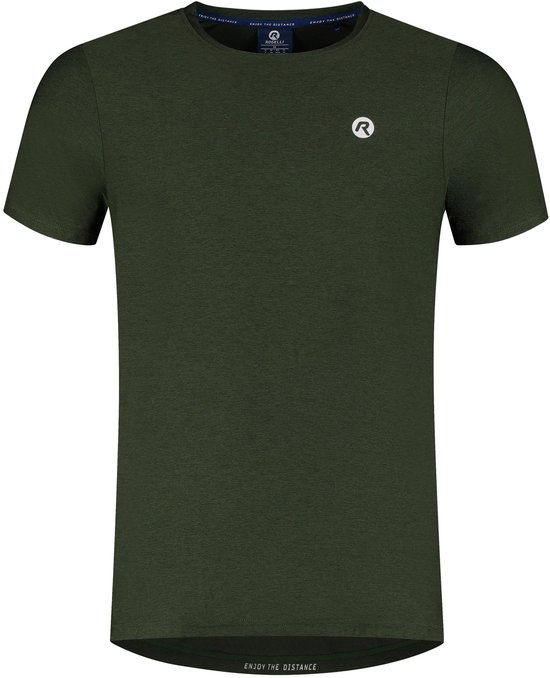 Donkergroen sportshirt met korte mouwen. Op de rand van de kraag staat de tekst "ENJOY THE DISTANCE".