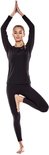 Vrouw in zwarte lange mouwen top en legging in boomhouding.