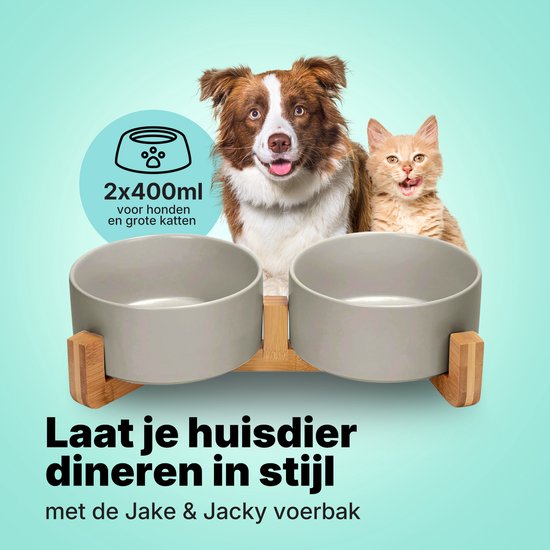Hond en kat kijken naar grijze keramische dubbele voerbak op bamboe standaard, 2x 400ml inhoud.