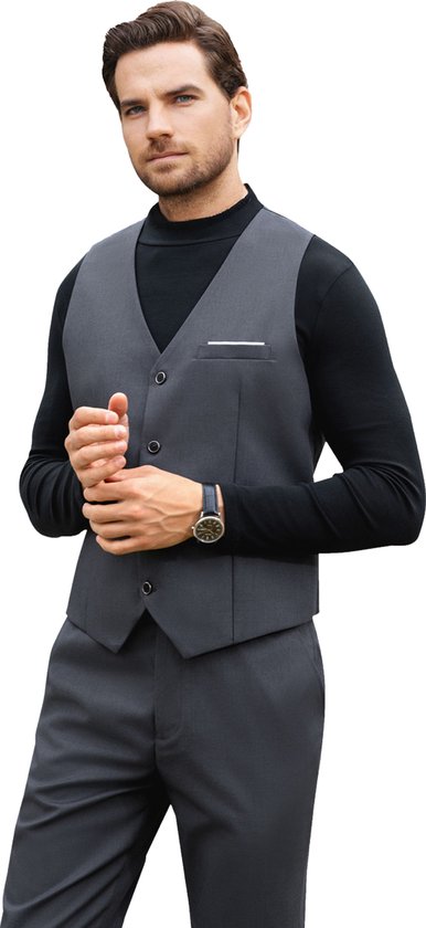 Man in grijs gilet over een zwarte coltrui, met grijze broek. Gilet met knopen en borstzakje.