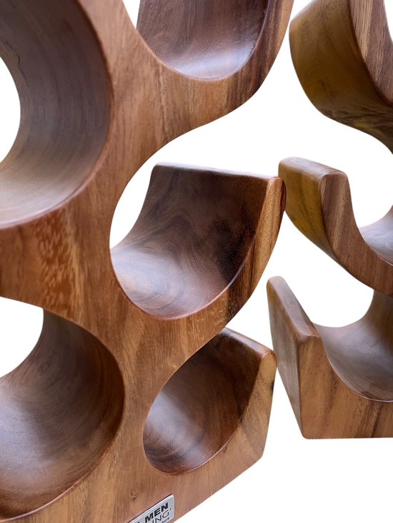 Detailopname van een houten wijnrek met golvende vormen en ronde opbergvakken. Het hout heeft een rijke, donkere tint en een gladde afwerking. Er is een logo zichtbaar op de basis.
